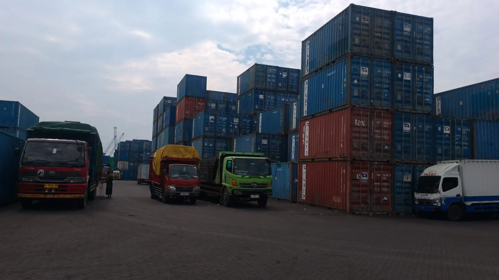 Armada Logistik RR siap mengirim berbagai jenis barang