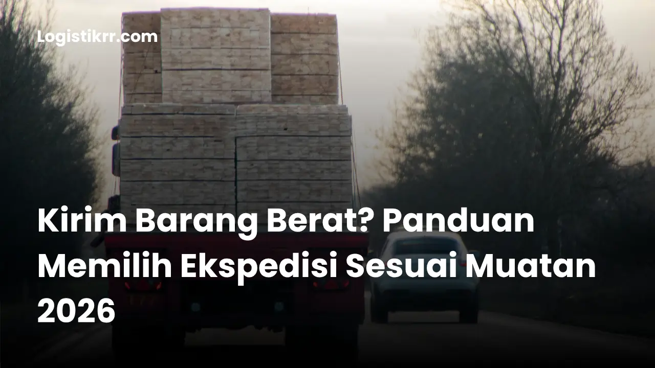 Truk ekspedisi mengangkut barang berat dengan forklift di gudang Logistik RR