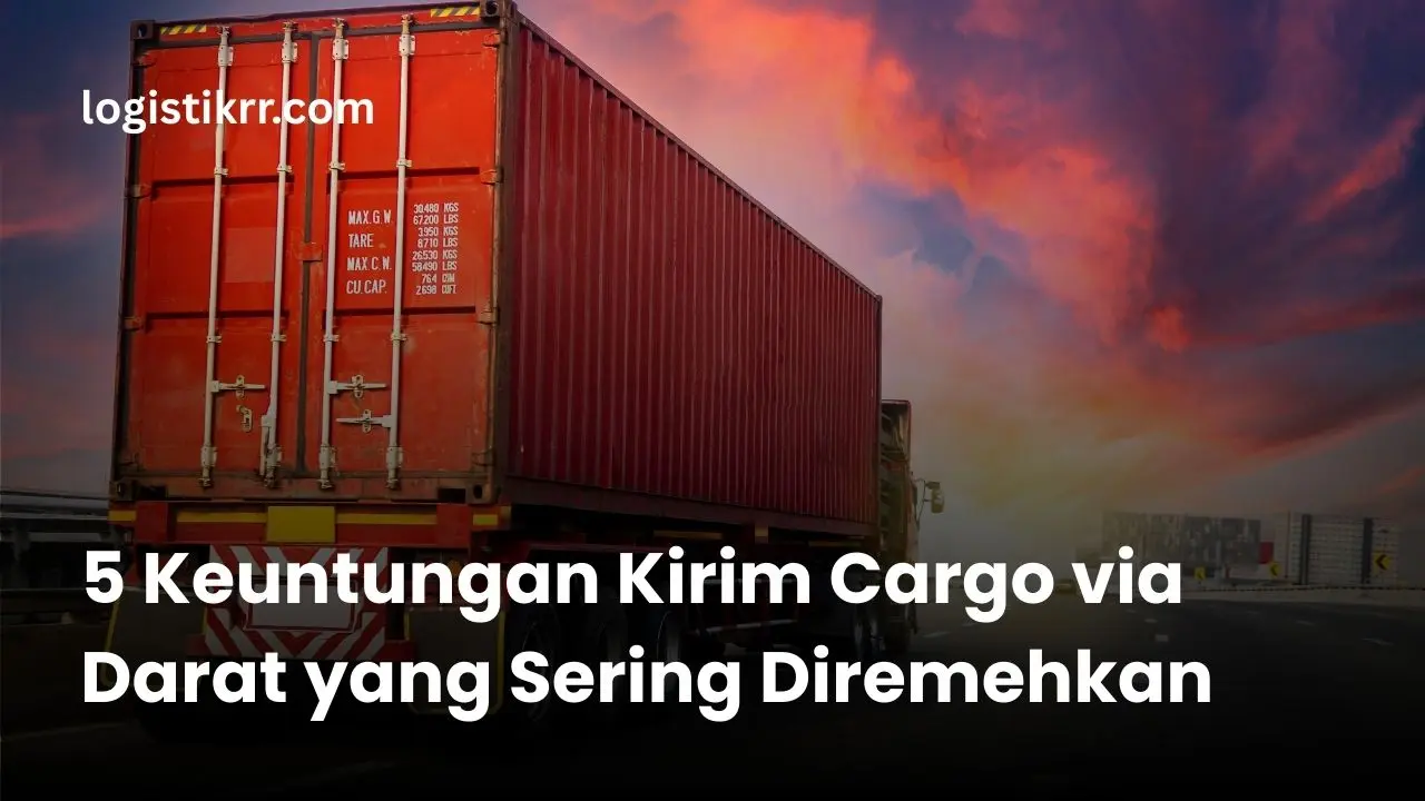 Truk cargo darat Logistik RR sedang memuat barang di gudang