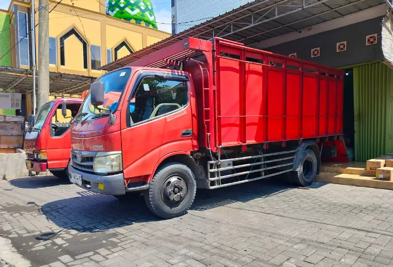 Truk ODOL di jembatan timbang