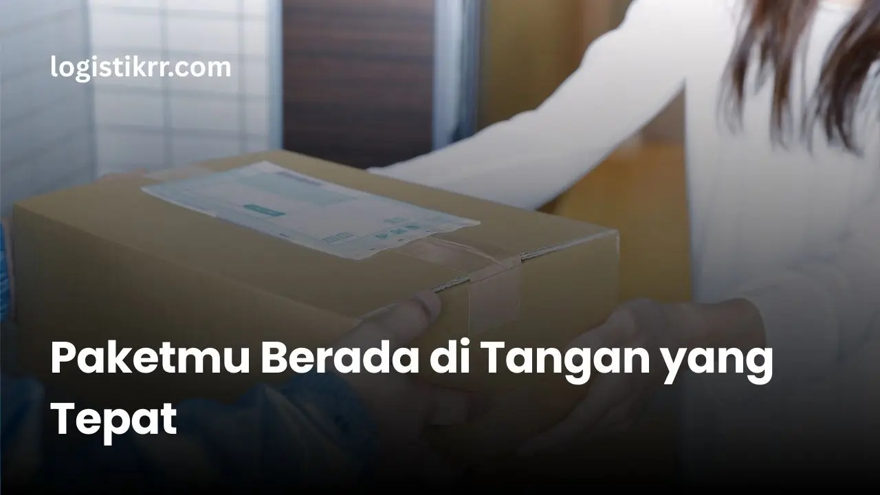 driver Logistik RR memegang paket dengan hati-hati