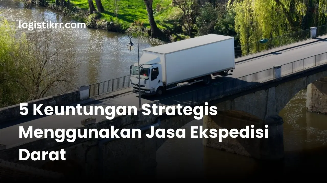 Truk ekspedisi darat Logistik RR sedang memuat barang di gudang
