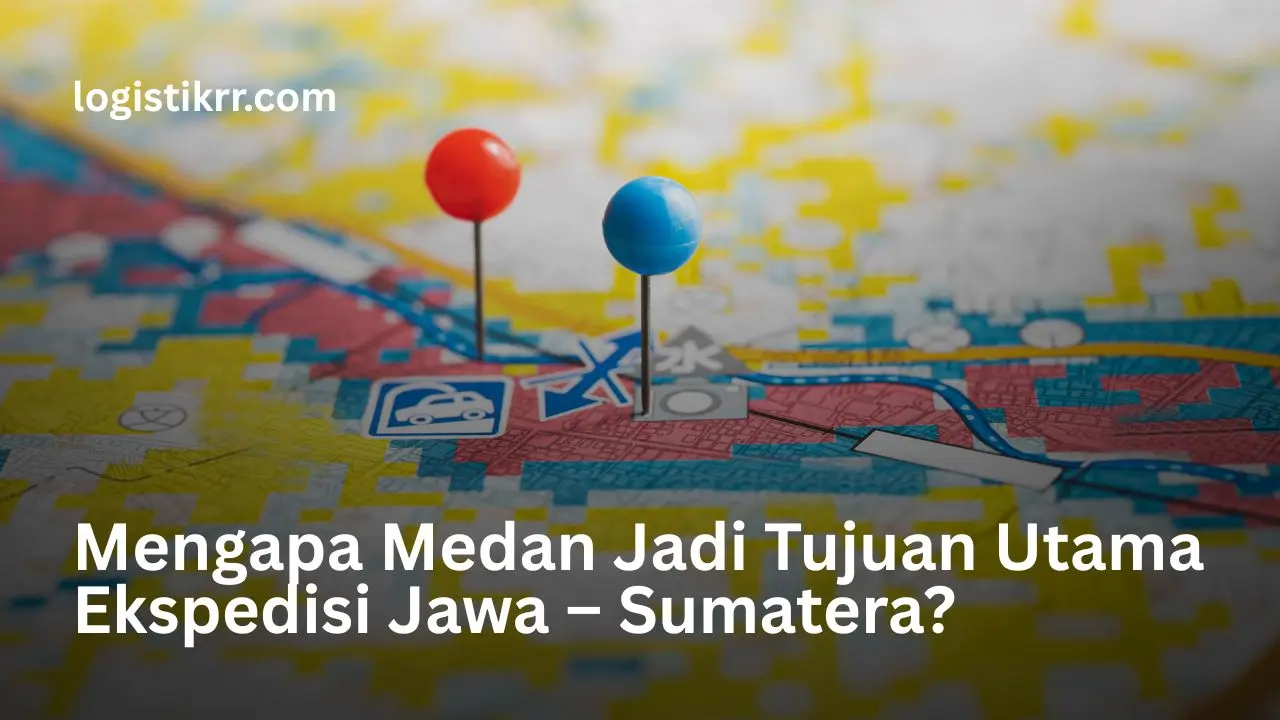 Truk Logistik RR melintas di jalan raya untuk pengiriman Surabaya-Medan