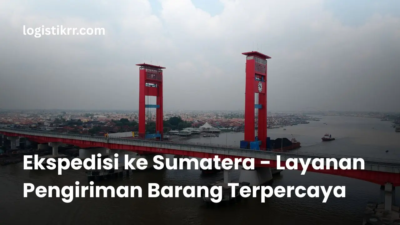 Truk ekspedisi melintasi jalur Sumatera dengan pemandangan hijau