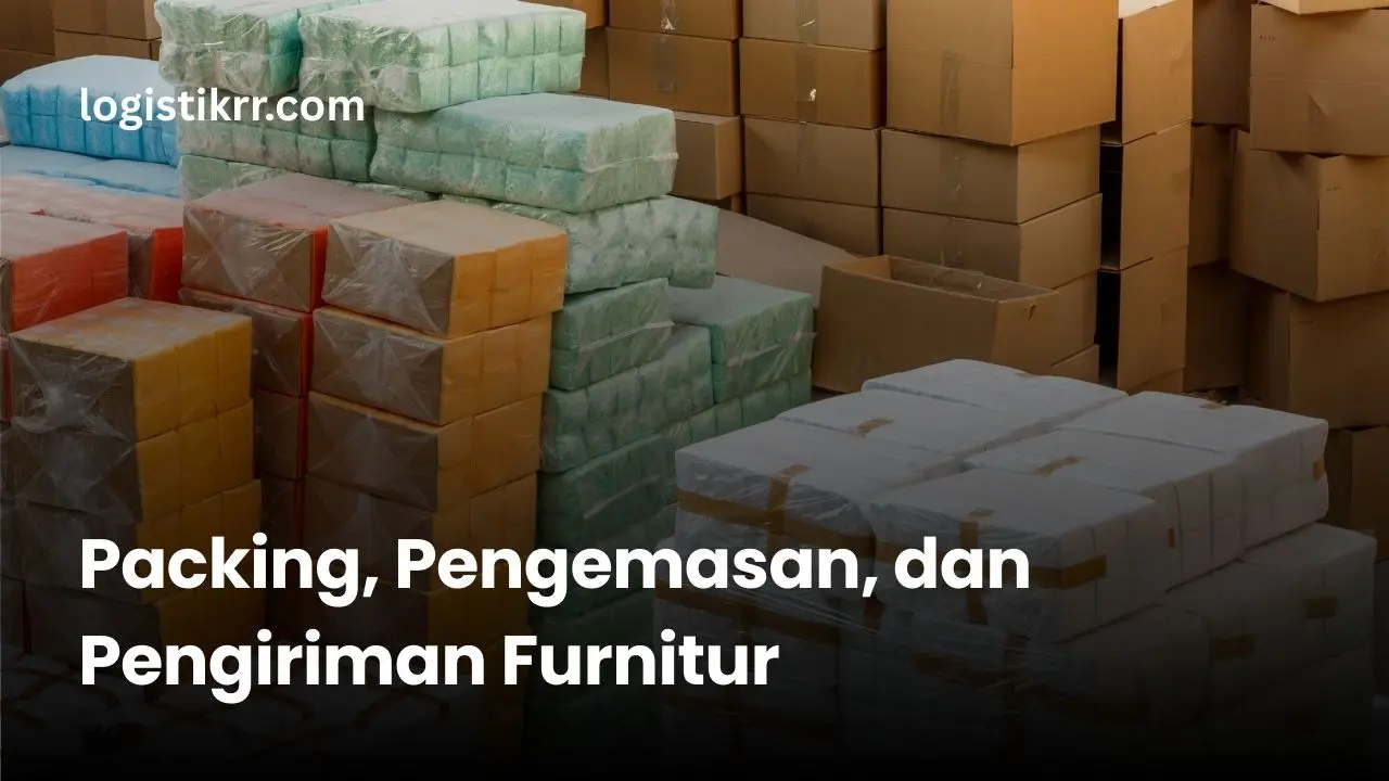 Pekerja sedang mempacking furnitur kayu dengan bubble wrap dan karton