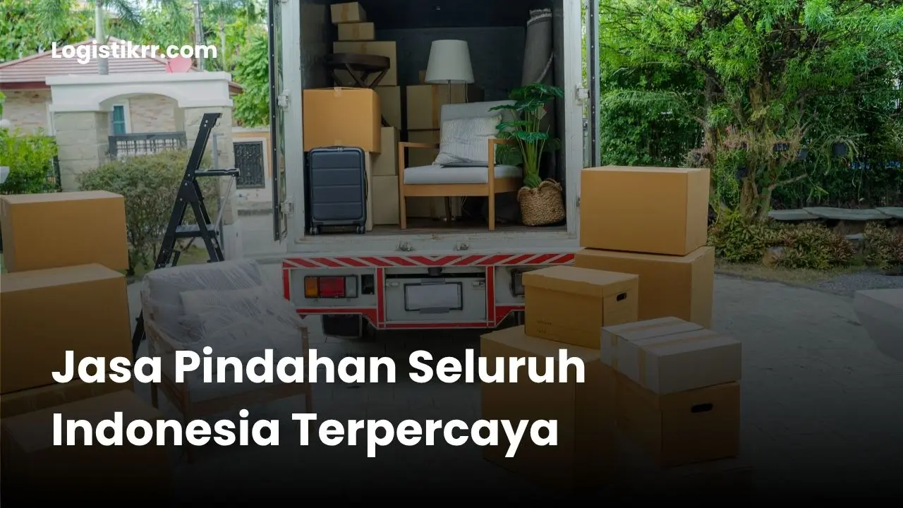 Tim profesional Logistik RR sedang melakukan packing aman untuk jasa pindahan seluruh Indonesia