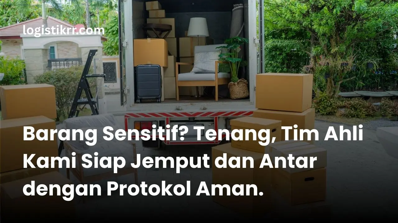 Tim ekspedisi sedang memuat barang pindahan dengan rapi dan tepat waktu