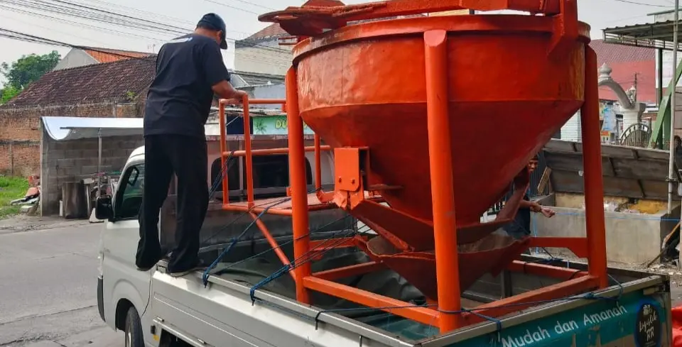 Pengiriman alat berat ke luar kota oleh Logistik RR