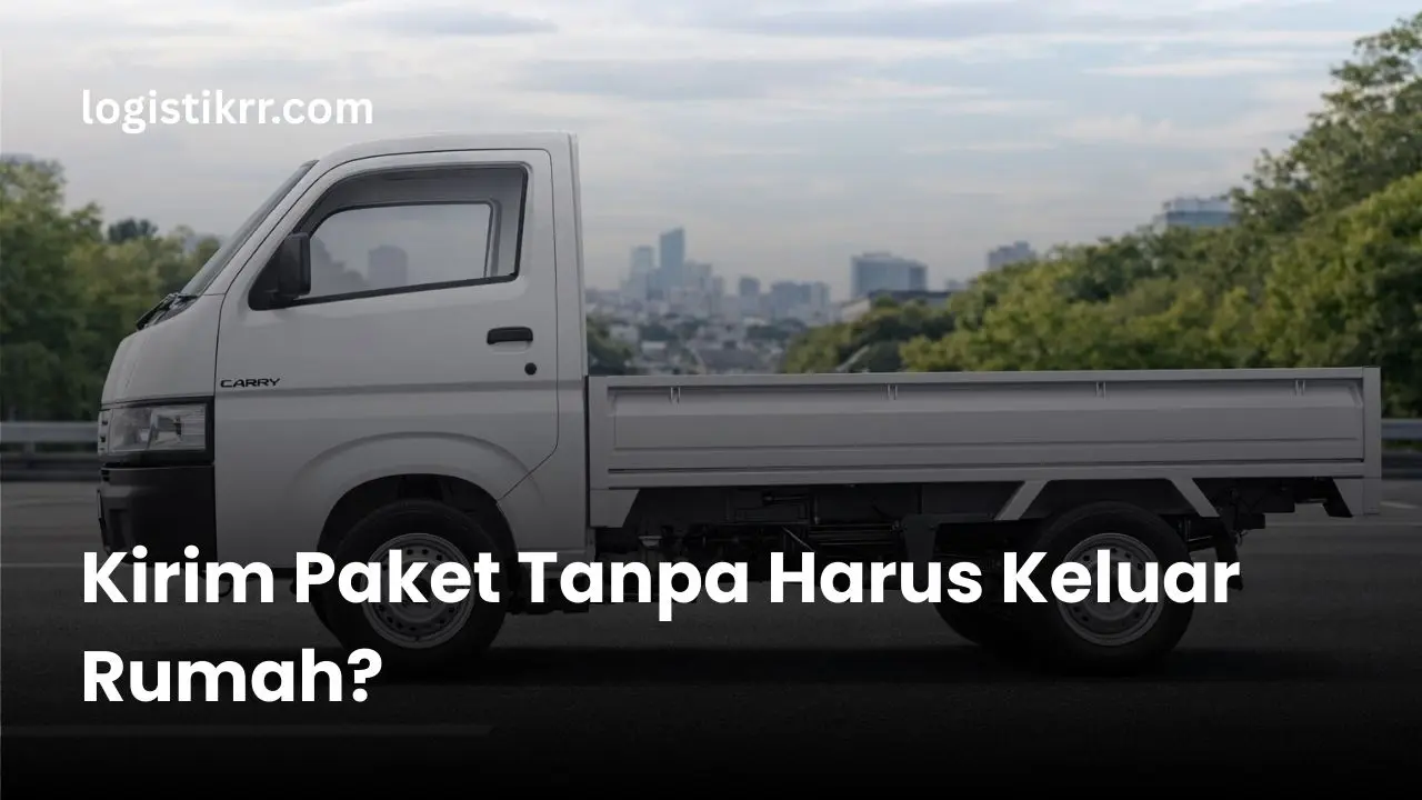 Kurir mengambil paket dari rumah untuk dikirim melalui layanan pick-up ekspedisi