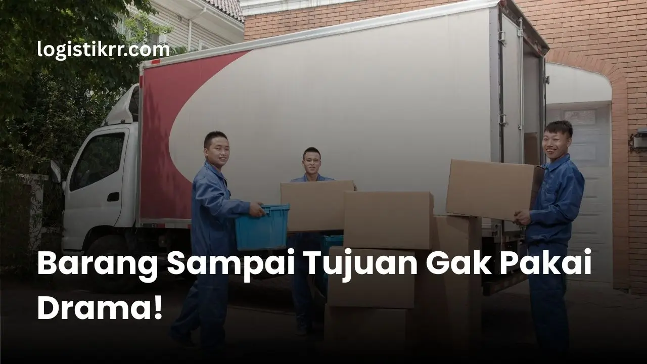 Kurir Logistik RR menyerahkan paket dengan aman dan tersenyum