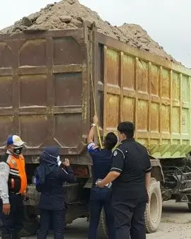 Petugas mengukur dimensi truk dalam operasi ODOL