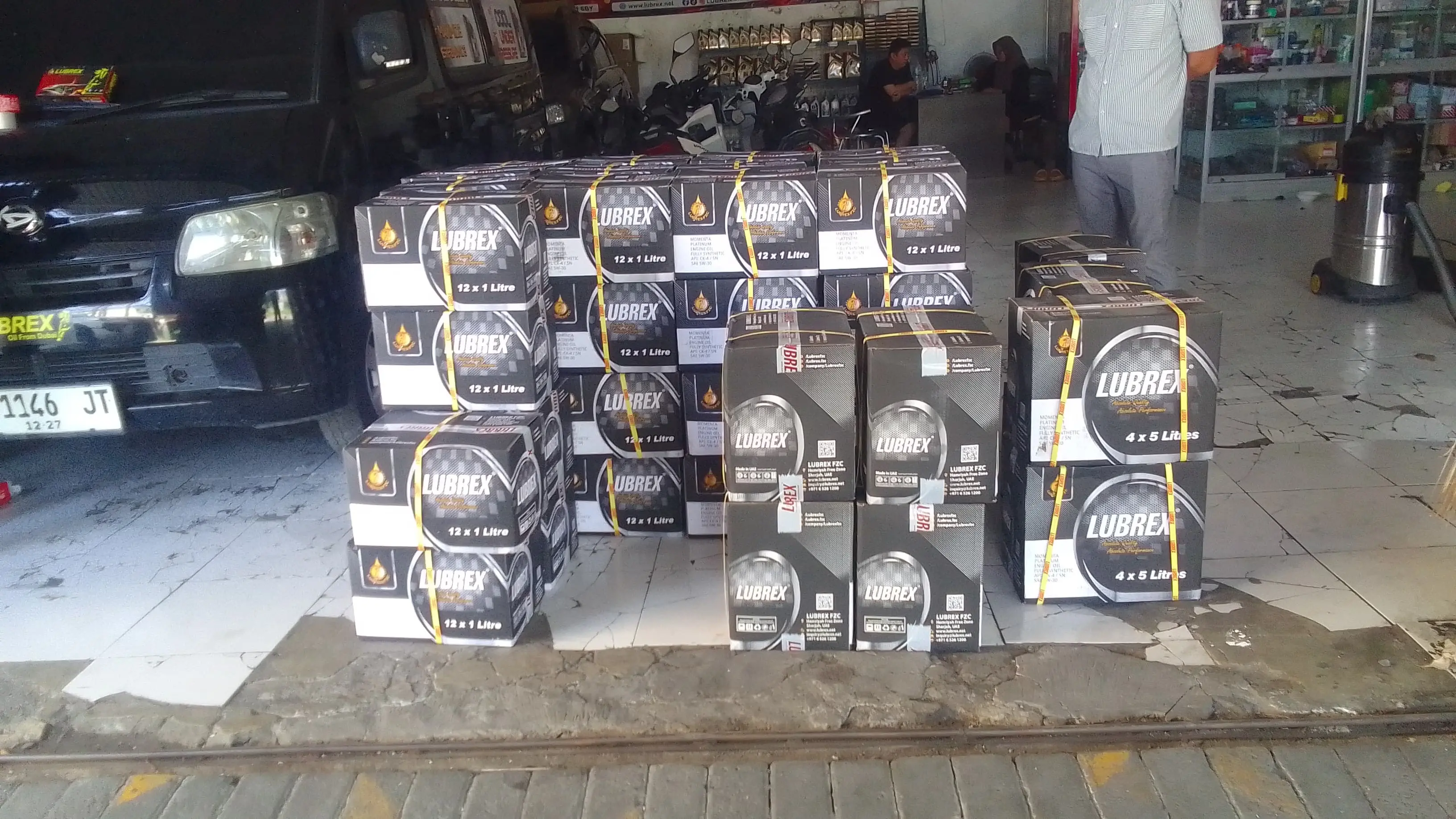 Pengiriman oli Lubrex oleh Logistik RR
