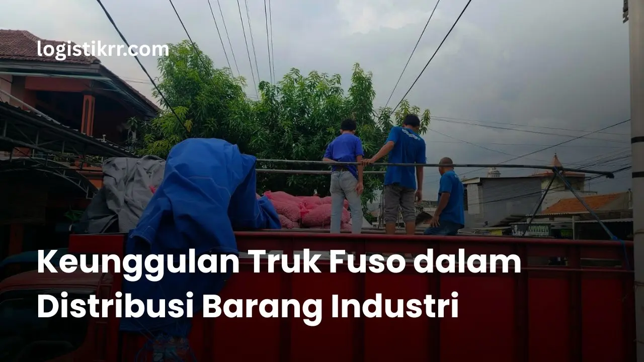 Truk Fuso sedang memuat barang industri di gudang Logistik RR